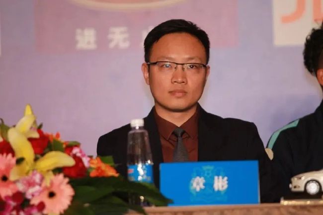 《绝望主夫》讲述钢铁直男胡铁男（常远 饰）因一次意外“坠入”女性至上的异世界的故事